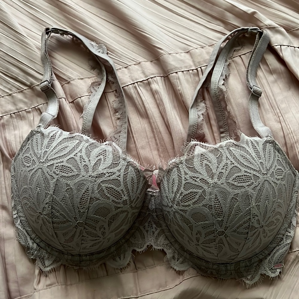 Victoria secret date push up/pigeonnant bra. Size 34DD